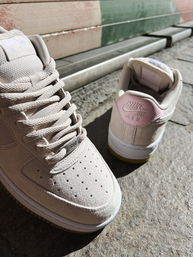Nike SB Air Force 1 vs Air Force 1 classique : toutes les différences - Streetart.fr